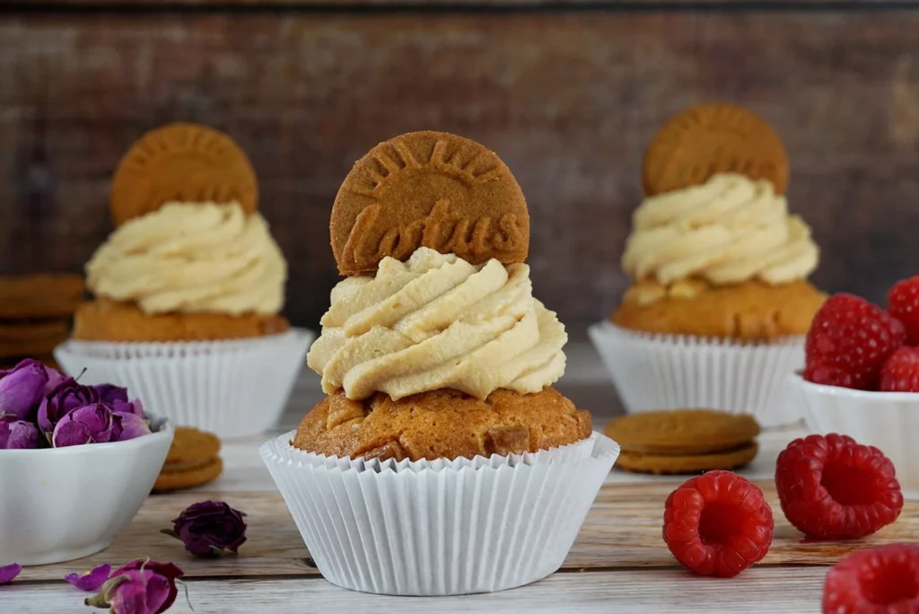 Lotus Cupcakes mit Himbeerfüllung - Sweetwondercake