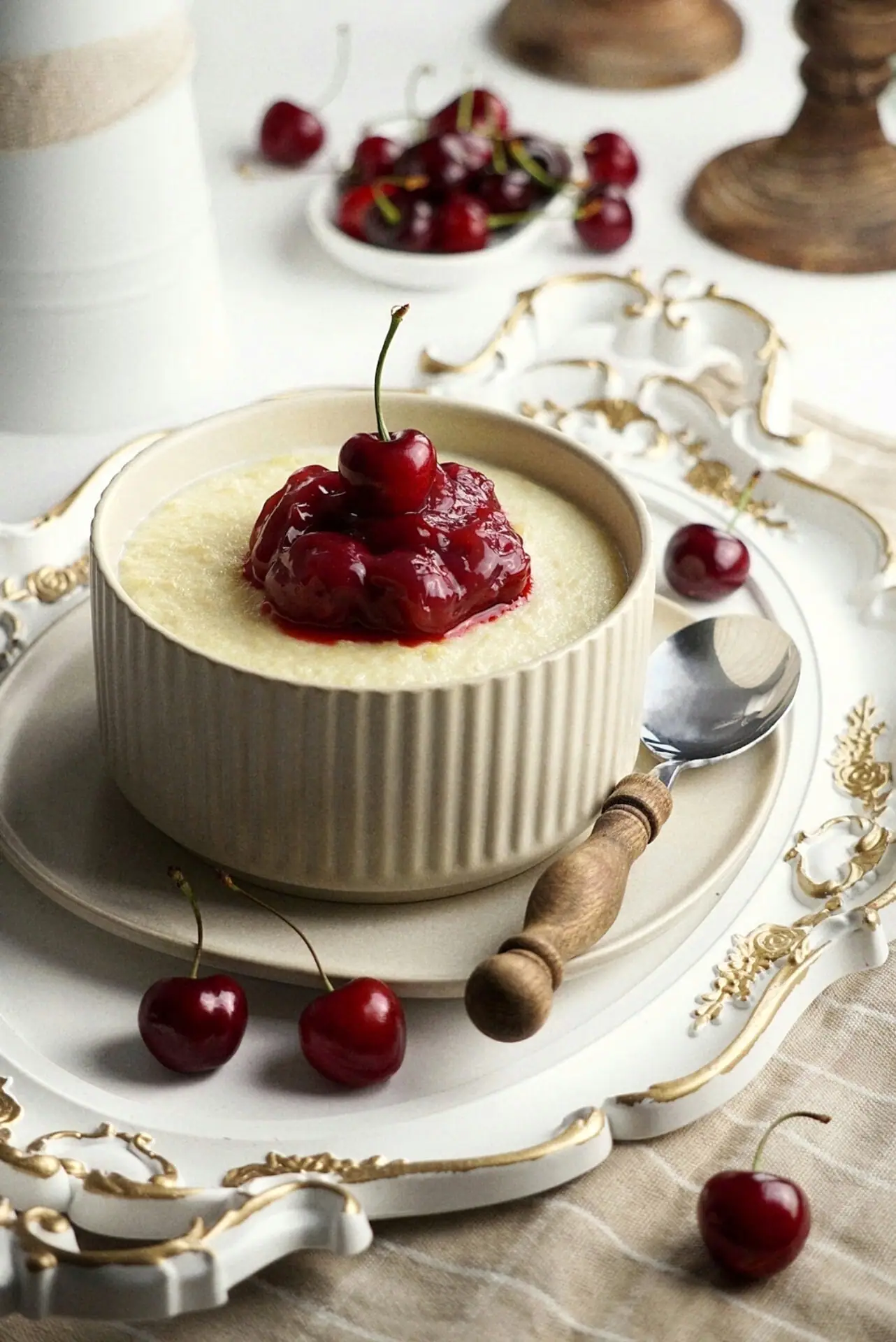 Leckerer Grießbrei mit heißen Kirschen – schnelles und einfaches Rezept  für jeden Tag